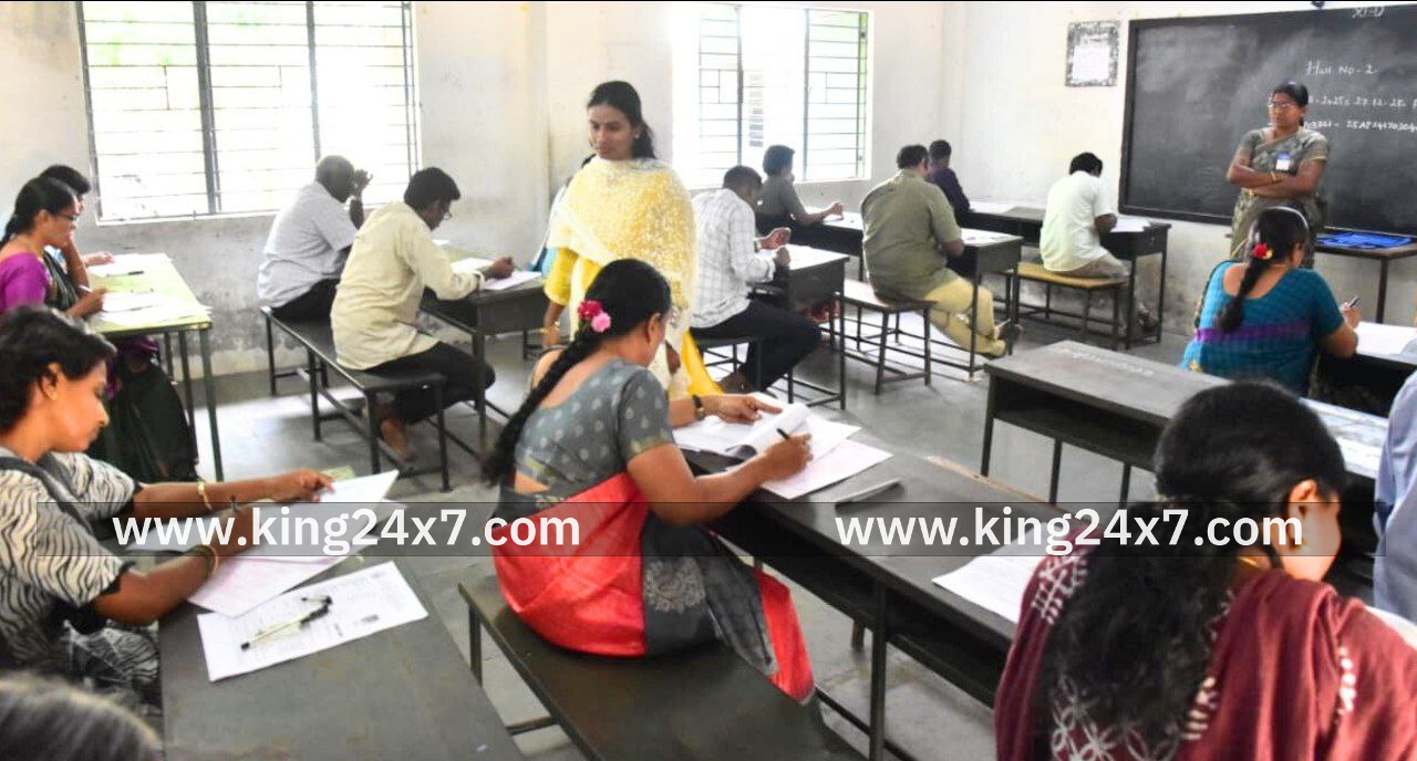 உதவிப் பேராசிரியர் பதவிக்கான எழுத்துத் தேர்வு நடைபெற்றதை நேரில் சென்று பார்வையிட்டு, ஆய்வு மேற்கொண்ட மாவட்ட ஆட்சியர்.