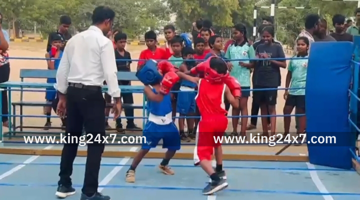 கரூரில் நடைபெற்ற மாநில அளவிலான குத்துச்சண்டை போட்டியில் மாணாக்கர்கள் நேரடி மோதல் காட்சிகளால் பார்வையாளர்கள் பரவசம்.