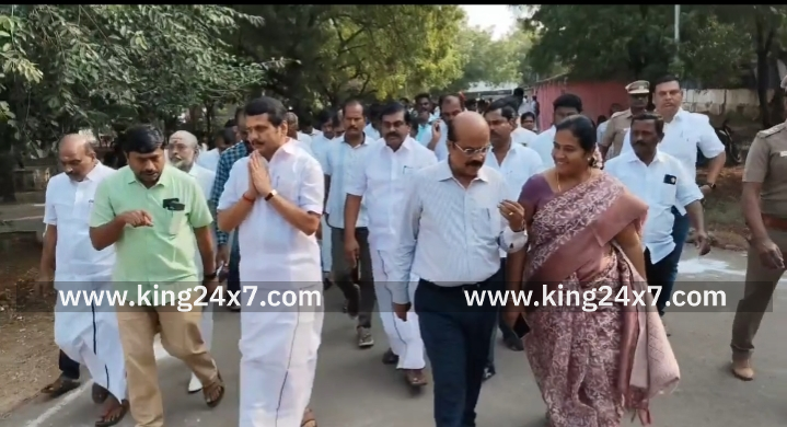 கரூரில் நடைபெற்ற தனியார் வேலை வாய்ப்பு முகாமில் தேர்வு செய்யப்பட்ட இளைஞர் மற்றும் இளம்பெண்களுக்குபணி ஆணைகளை வழங்கி வாழ்த்து தெரிவித்தார் செந்தில் பாலாஜி.