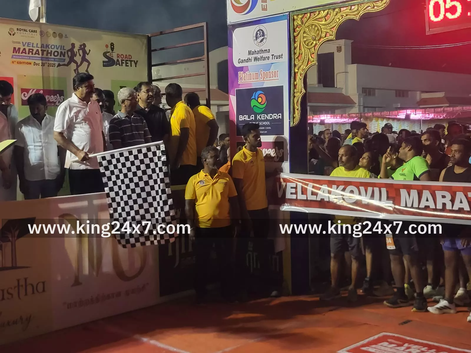 வெள்ளகோவிலில் சாலை பாதுகாப்பு விழிப்புணர்வு மாரத்தான் போட்டி. அமைச்சர் சாமிநாதன் கொடியசைத்து துவக்கி வைத்தார் 2000 க்கும் மேற்பட்டோர் கலந்து கொண்டனர்