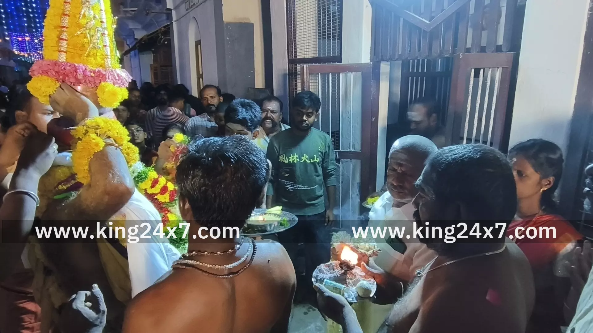 குளித்தலையில் ஸ்ரீ பகவதி அம்மன் கோவில் திருவிழா முன்னிட்டு அம்மன் குடிபுகும் நிகழ்ச்சி குளித்தலையில் ஸ்ரீ பகவதி அம்மன் கோவில் திருவிழா முன்னிட்டு அம்மன் குடிபுகும் நிகழ்ச்சி