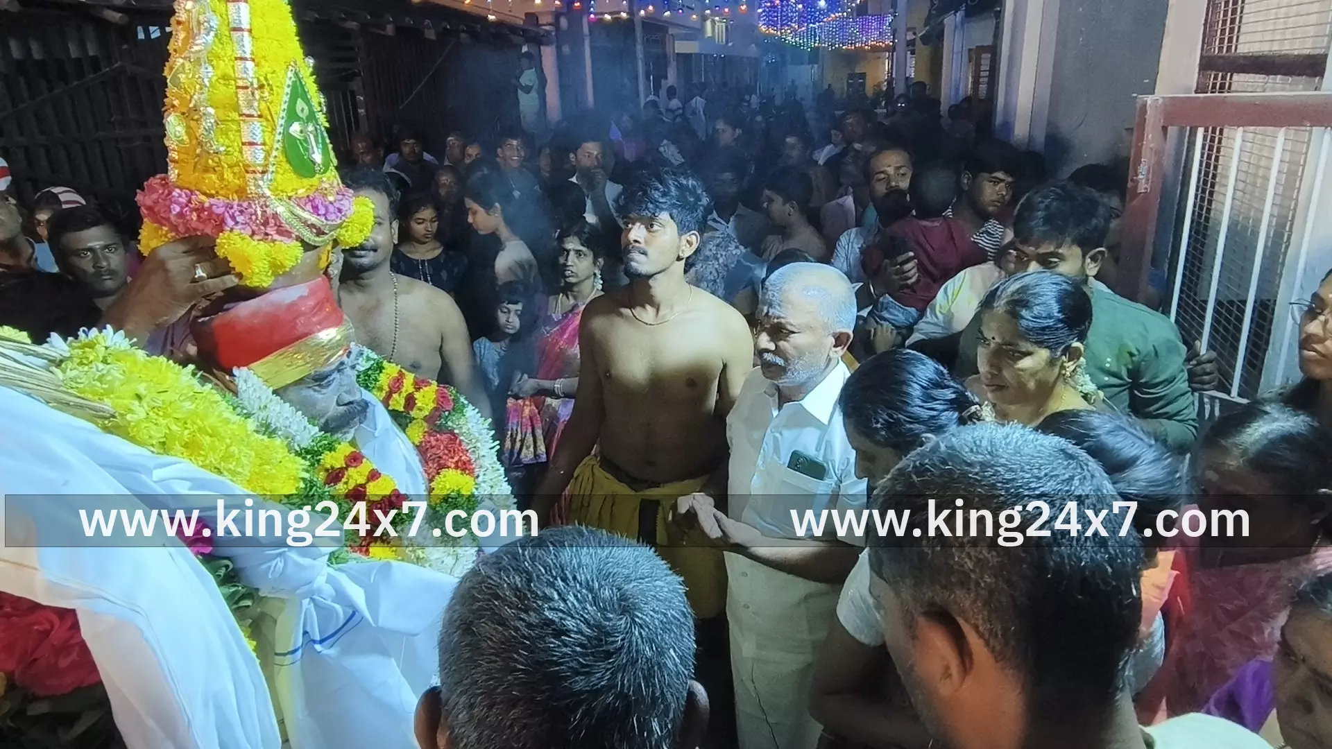 குளித்தலையில் ஸ்ரீ பகவதி அம்மன் கோவில் திருவிழா முன்னிட்டு அம்மன் குடிபுகும் நிகழ்ச்சி குளித்தலையில் ஸ்ரீ பகவதி அம்மன் கோவில் திருவிழா முன்னிட்டு அம்மன் குடிபுகும் நிகழ்ச்சி