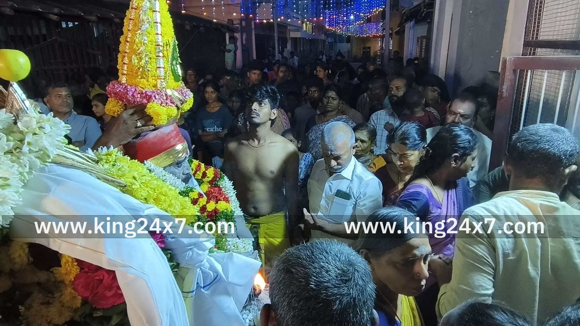 குளித்தலையில் ஸ்ரீ பகவதி அம்மன் கோவில் திருவிழா முன்னிட்டு அம்மன் குடிபுகும் நிகழ்ச்சி குளித்தலையில் ஸ்ரீ பகவதி அம்மன் கோவில் திருவிழா முன்னிட்டு அம்மன் குடிபுகும் நிகழ்ச்சி