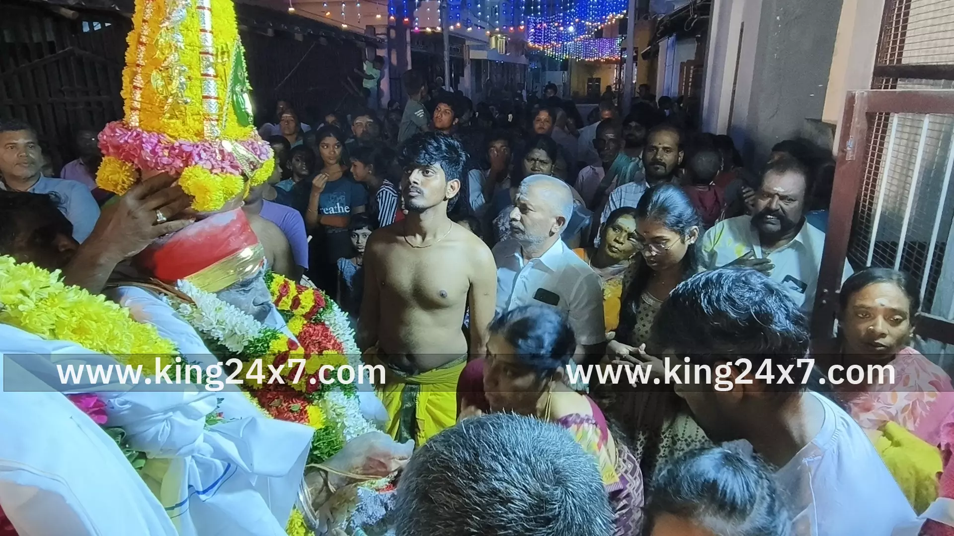 குளித்தலையில் ஸ்ரீ பகவதி அம்மன் கோவில் திருவிழா முன்னிட்டு அம்மன் குடிபுகும் நிகழ்ச்சி குளித்தலையில் ஸ்ரீ பகவதி அம்மன் கோவில் திருவிழா முன்னிட்டு அம்மன் குடிபுகும் நிகழ்ச்சி