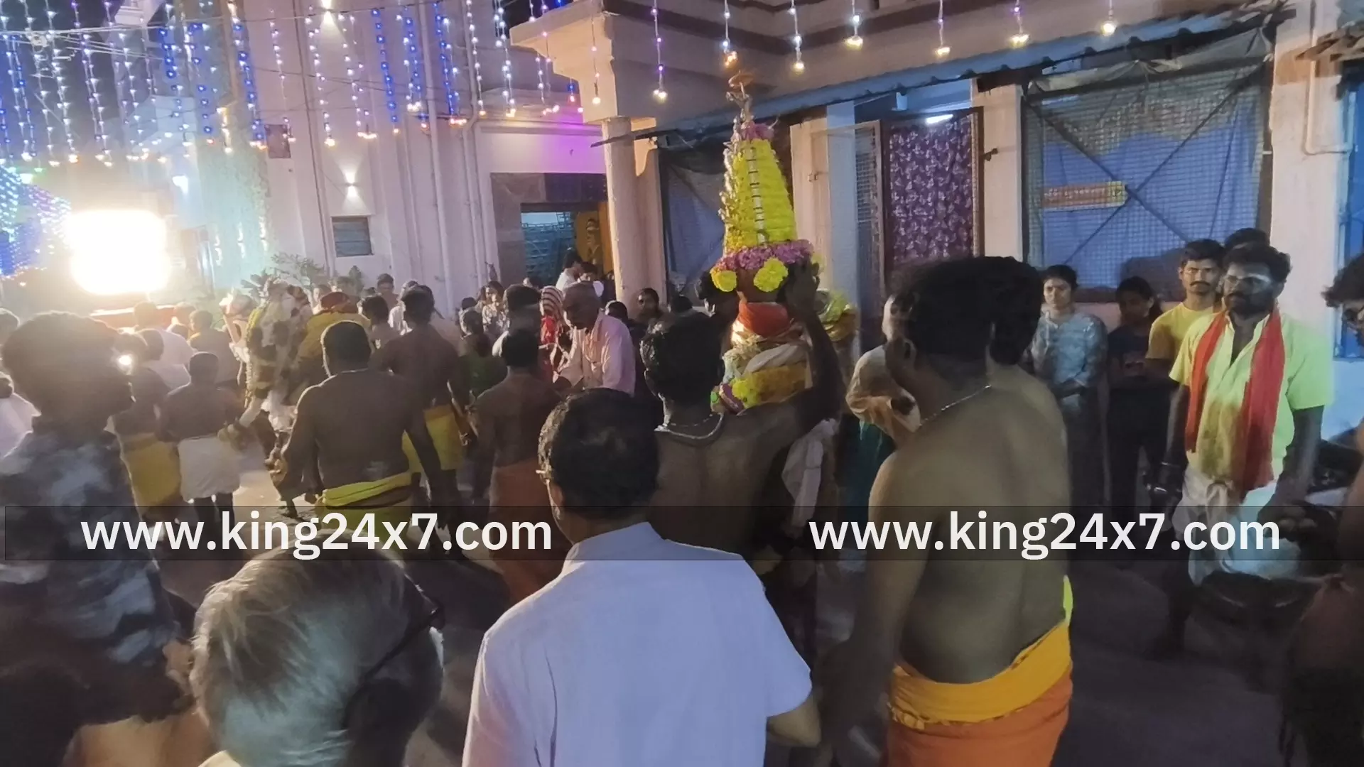 குளித்தலையில் ஸ்ரீ பகவதி அம்மன் கோவில் திருவிழா முன்னிட்டு அம்மன் குடிபுகும் நிகழ்ச்சி குளித்தலையில் ஸ்ரீ பகவதி அம்மன் கோவில் திருவிழா முன்னிட்டு அம்மன் குடிபுகும் நிகழ்ச்சி