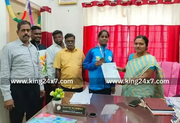 கள்ளக்குறிச்சி: சி.இ.ஓவிடம் வாழ்த்து பெற்ற மாணவி....