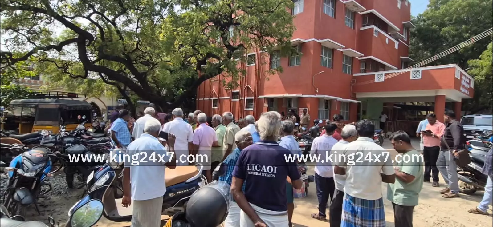 மாத சீட்டு நடத்தி பல கோடி மோசடி செய்த நபரை கைது செய்ய கோரி பொதுமக்கள் காவல் நிலையம் முற்றுகை