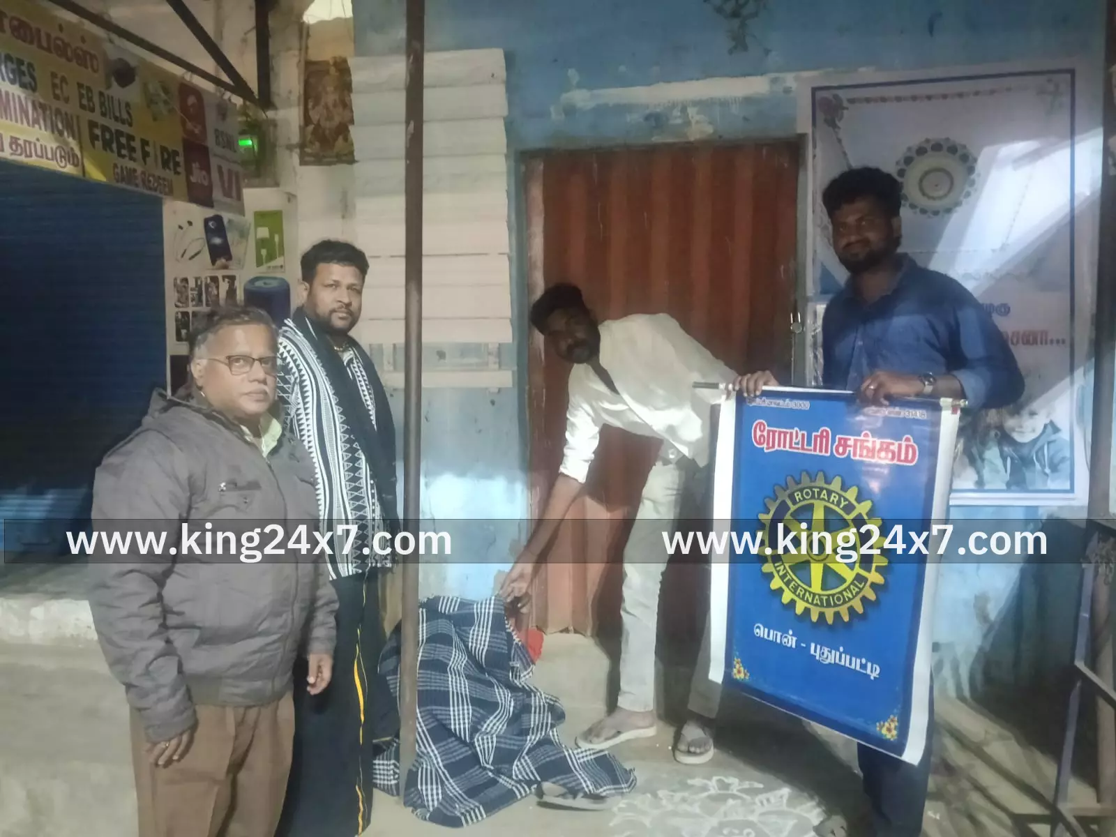 பொதுமக்களுக்கு இலவச போர்வை பொன்