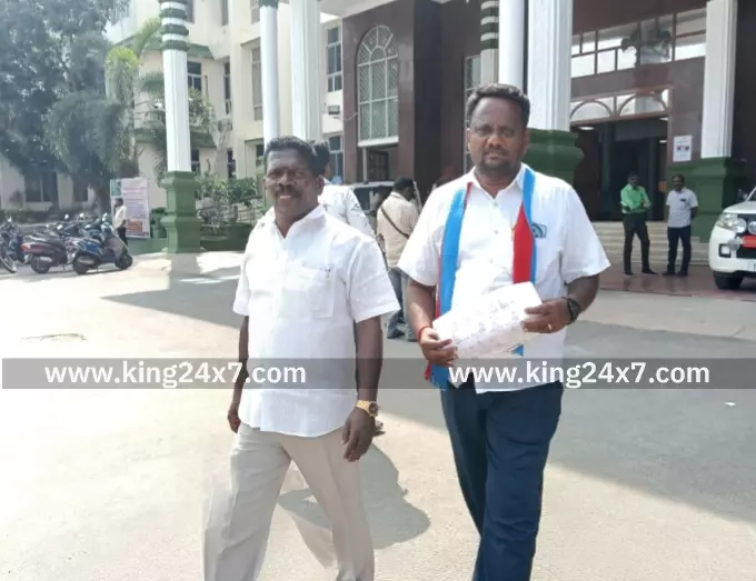 கரூர் அருகே மதுபான கடையை அகற்றக்கோரி விடுதலை சிறுத்தைகள் கட்சியின் சார்பில் ஆட்சியரிடம் புகார் மனு.