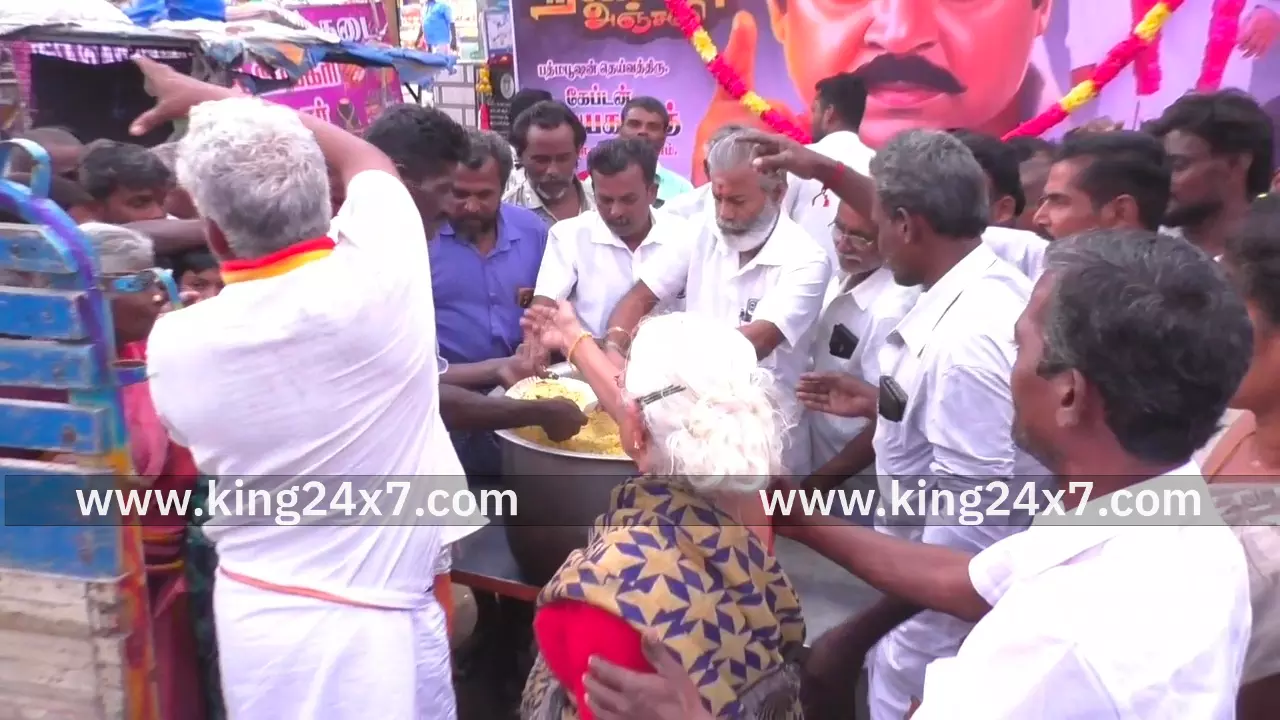 மணப்பாறை அருகே தேமுதிக நிறுவன தலைவர் விஜயகாந்தின் இரண்டாம் ஆண்டு நினைவு தினத்தை முன்னிட்டு பொது மக்களுக்கு அன்னதானம் வழங்கப்பட்டது. மணப்பாறை அருகே தேமுதிக நிறுவன தலைவர் விஜயகாந்தின் இரண்டாம் ஆண்டு நினைவு தினத்தை முன்னிட்டு பொது மக்களுக்கு அன்னதானம் வழங்கப்பட்டது.