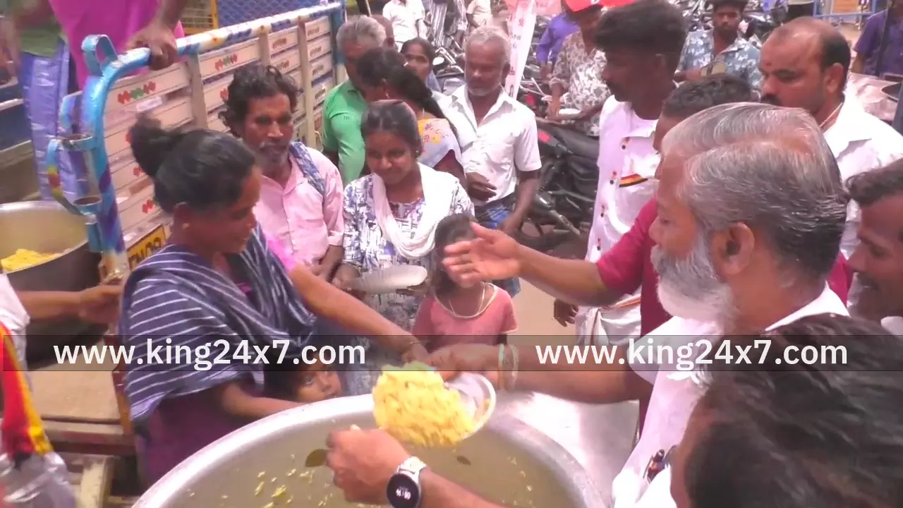 மணப்பாறை அருகே தேமுதிக நிறுவன தலைவர் விஜயகாந்தின் இரண்டாம் ஆண்டு நினைவு தினத்தை முன்னிட்டு பொது மக்களுக்கு அன்னதானம் வழங்கப்பட்டது. மணப்பாறை அருகே தேமுதிக நிறுவன தலைவர் விஜயகாந்தின் இரண்டாம் ஆண்டு நினைவு தினத்தை முன்னிட்டு பொது மக்களுக்கு அன்னதானம் வழங்கப்பட்டது.