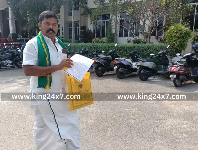 கரூர்-உரிய அனுமதி பெறாமல் தனியார் சிமெண்ட் நிறுவனம் கட்டிய கட்டிடத்தை இடிக்க வலியுறுத்தி விவசாயிகள் சங்கம் சார்பில் ஆட்சியரிடம் புகார் மனு. கரூர்-உரிய அனுமதி பெறாமல் தனியார் சிமெண்ட் நிறுவனம் கட்டிய கட்டிடத்தை இடிக்க வலியுறுத்தி விவசாயிகள் சங்கம் சார்பில் ஆட்சியரிடம் புகார் மனு.