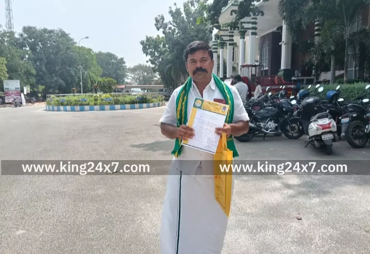 கரூர்-உரிய அனுமதி பெறாமல் தனியார் சிமெண்ட் நிறுவனம் கட்டிய கட்டிடத்தை இடிக்க வலியுறுத்தி விவசாயிகள் சங்கம் சார்பில் ஆட்சியரிடம் புகார் மனு. கரூர்-உரிய அனுமதி பெறாமல் தனியார் சிமெண்ட் நிறுவனம் கட்டிய கட்டிடத்தை இடிக்க வலியுறுத்தி விவசாயிகள் சங்கம் சார்பில் ஆட்சியரிடம் புகார் மனு.