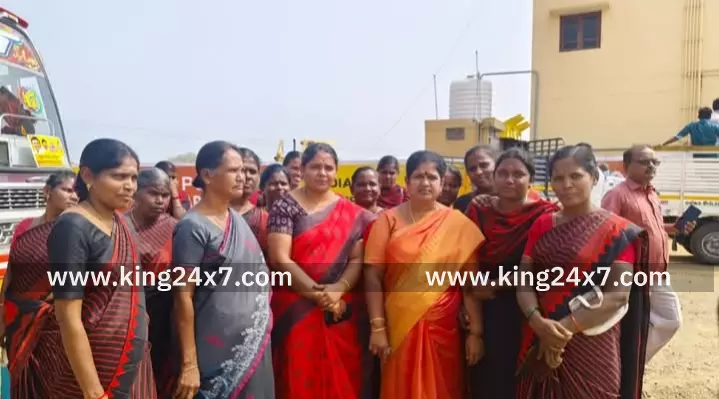 கிருஷ்ணராயபுரம்- வெல்லும் தமிழ் பெண்கள் மாநாட்டிற்கு எம்எல்ஏ சிவகாமசுந்தரி தலைமையில் பயணம். கிருஷ்ணராயபுரம்- வெல்லும் தமிழ் பெண்கள் மாநாட்டிற்கு எம்எல்ஏ சிவகாமசுந்தரி தலைமையில் பயணம்.