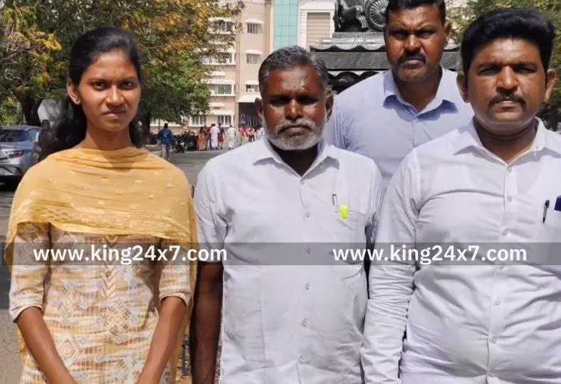 ஆட்சியரிடம் புகார் மனுவை  கொடுத்த கல்லுரி மாணவி