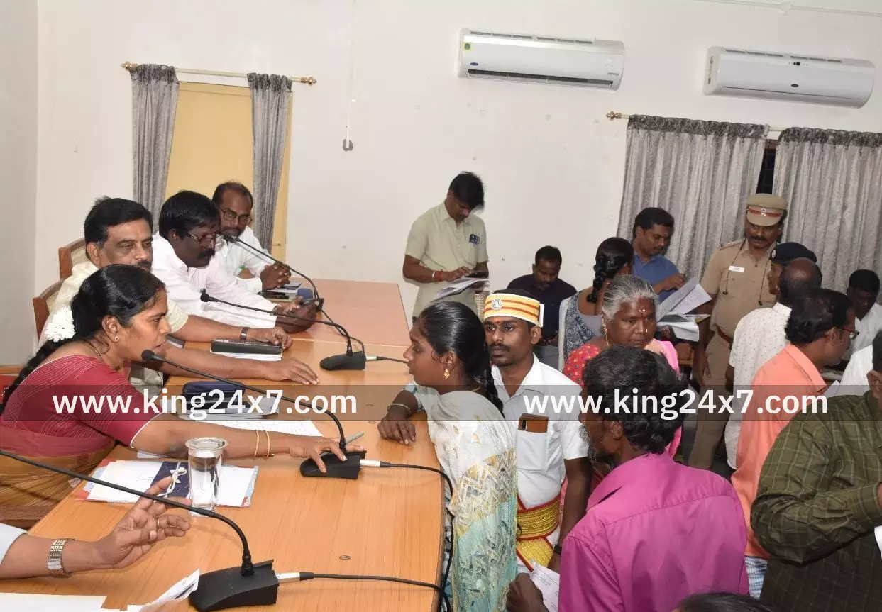 மாவட்டம் மக்கள் குறை தீர்க்கும் நாள் கூட்டத்தில் மூன்று சக்கர சைக்கிள் வேண்டி மனு கொடுத்த