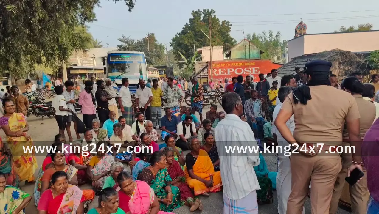 துவரங்குறிச்சி அருகே சாலையை சீரமைக்க கோரி பொதுமக்கள் சாலை மறியல்.