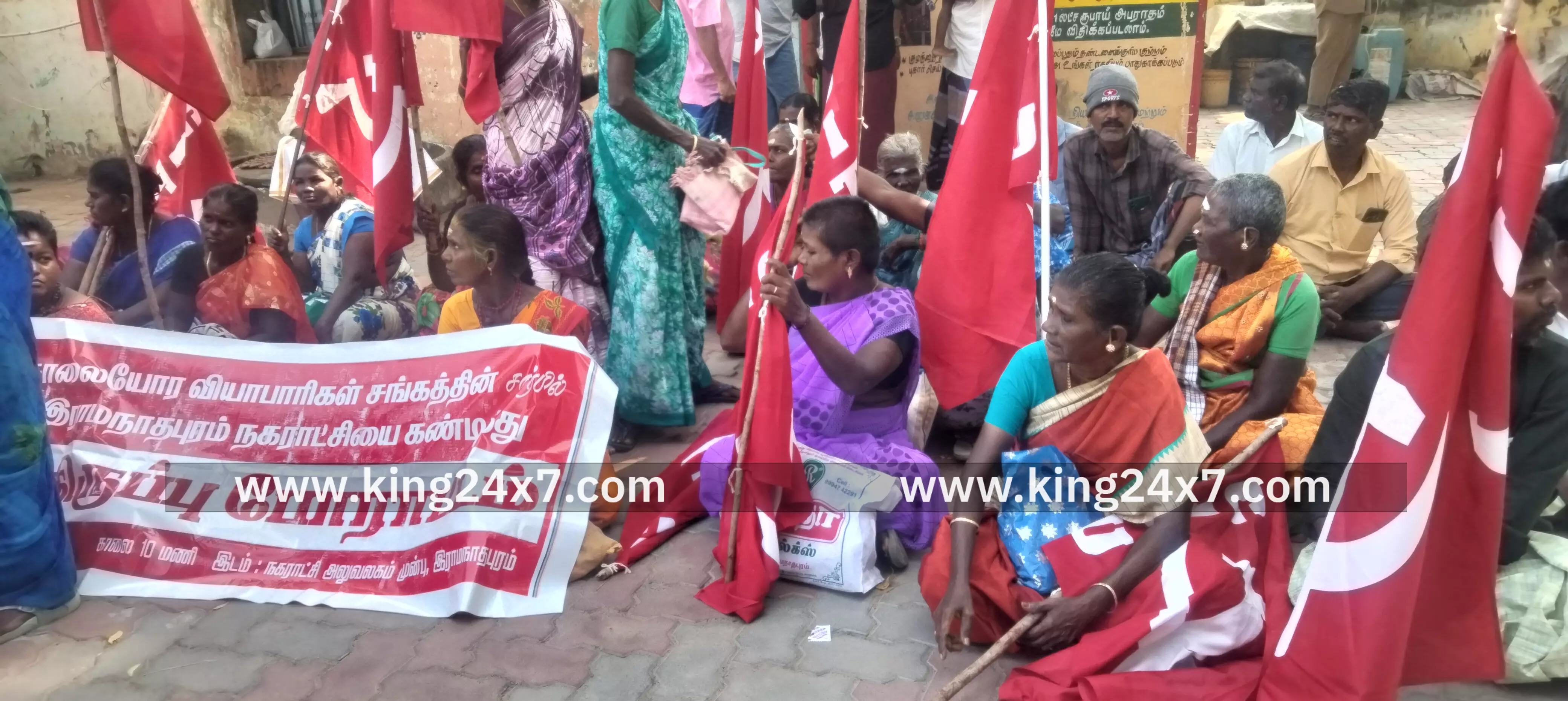 ராமநாதபுரம் புதிய பேருந்து நிலைய சாலையோர வியாபாரிகள் காத்திருப்பு போராட்டம்