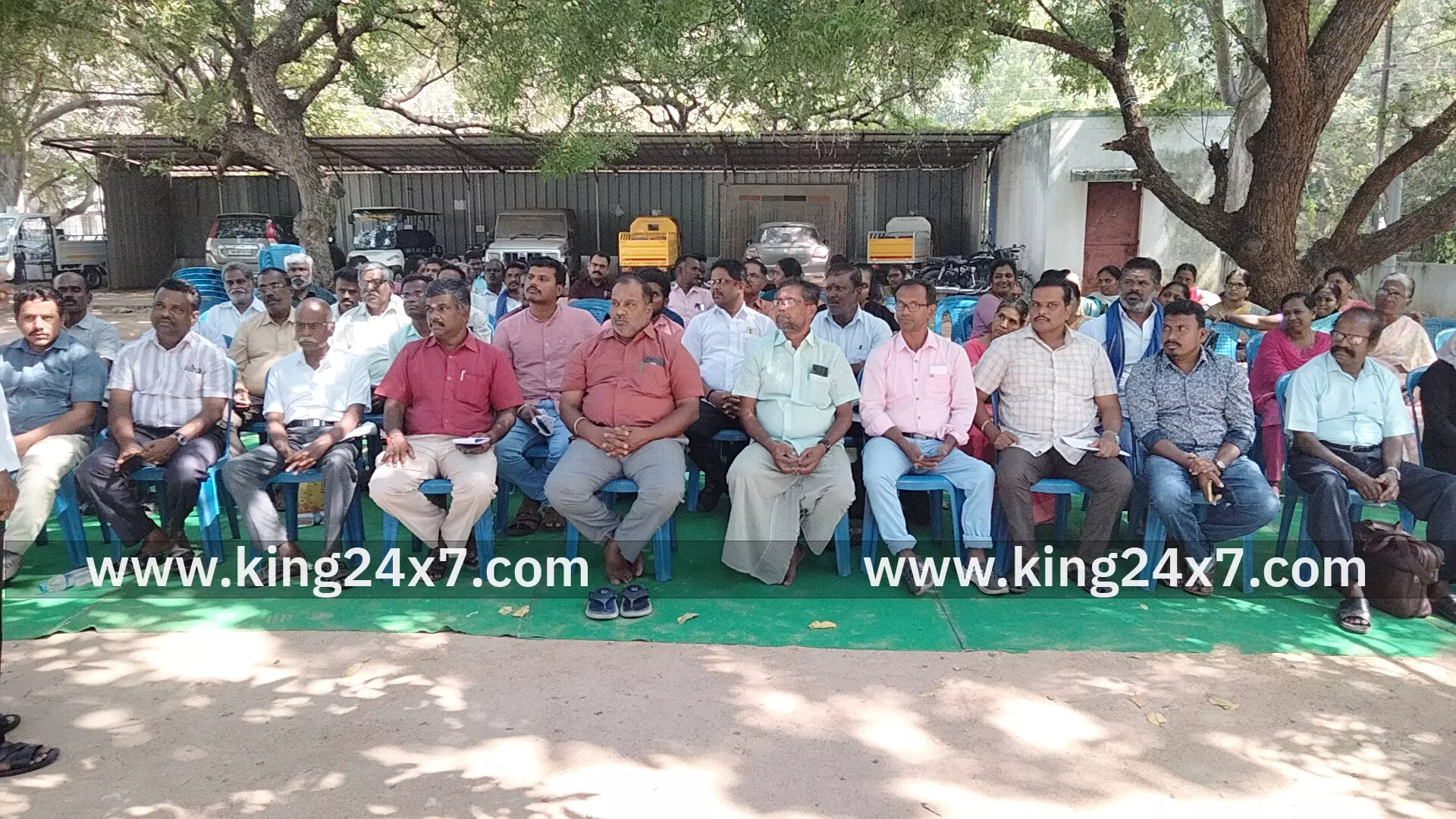 ராமநாதபுரம் மாவட்ட ஆட்சியரக வளாகத்தில்  தமிழ்நாடு ஊரக வளர்ச்சித்துறை அலுவலர்கள் சங்கம் சார்பில் உண்ணாவிரதப் நடைபெற்றது