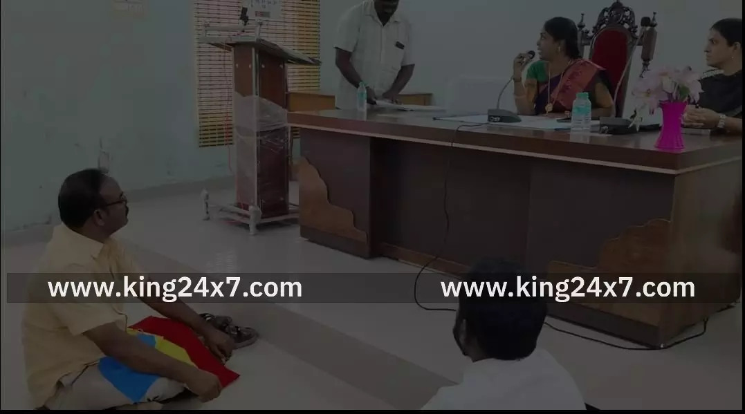 சீர்காழி நகராட்சி கூட்டத்தில் உறுப்பினர்களிடையே கடும் வாக்குவாதம், கூச்சல் குழப்பம்.  மன்ற பொருள் நகலை கிழித்தெறிந்த அதிமுக நகர்மன்ற உறுப்பினர்.