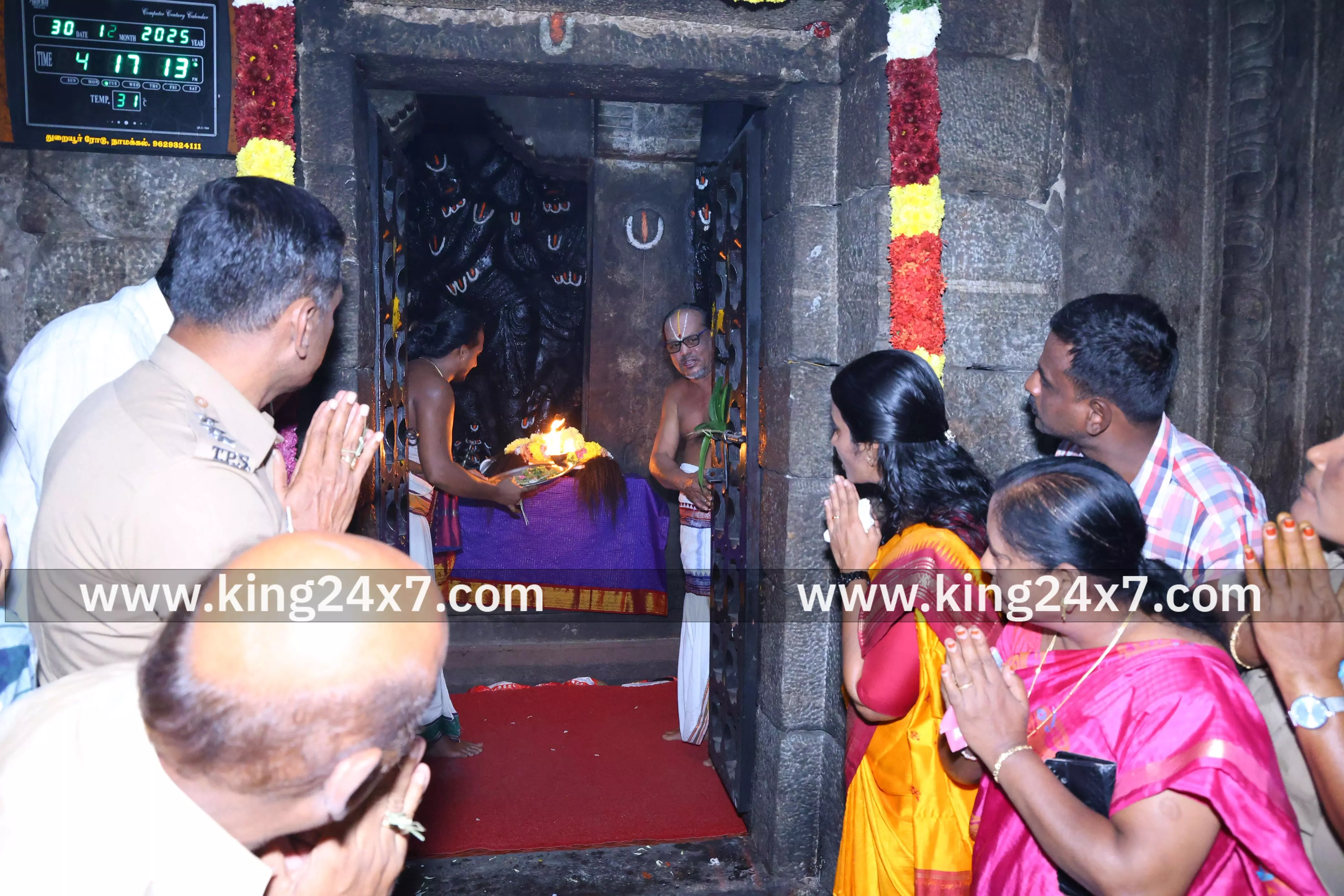 சொர்க்க வாசல் திறப்பு விழா ஏராளமான பக்தர்கள் கோவிந்தா கோஷத்துடன் சாமி தரிசனம் செய்தனர்.