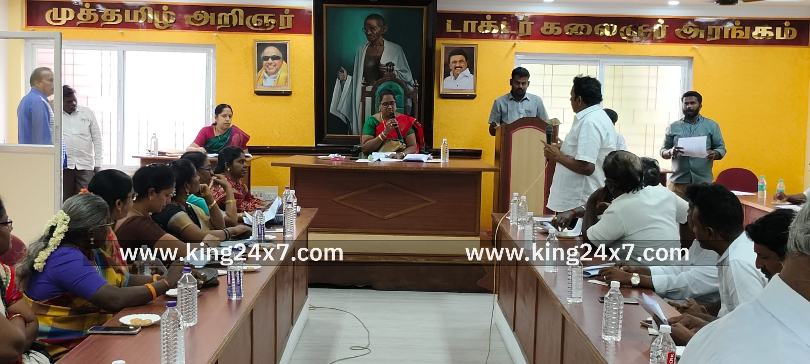 ராணிப்பேட்டை மாவட்டம் ஆற்காடு நகரமன்றத்தில் கொந்தளிப்பு
திருவள்ளுவர் சிலை இடமாற்றத்திற்கு கடும் எதிர்ப்பு