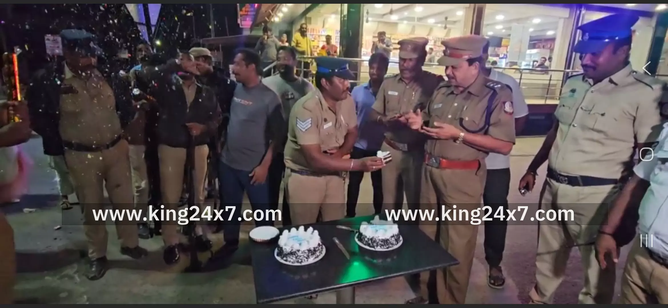 ஆங்கில புத்தாண்டு முன்னிட்டு தாராபுரம் காவல் துறையினர் சிறப்பு கொண்டாட்டம்