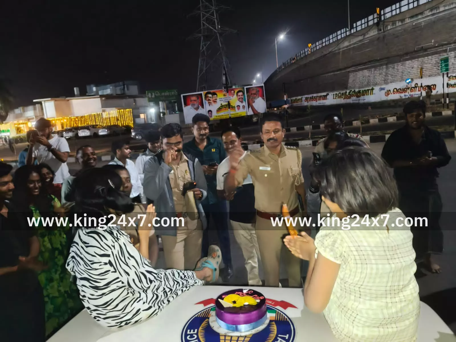 திண்டுக்கல் அருகே பொதுமக்களுடன் கேக் வெட்டி கொண்டாடி புத்தாண்டை வரவேற்ற தாடிக்கொம்பு போலீசார்