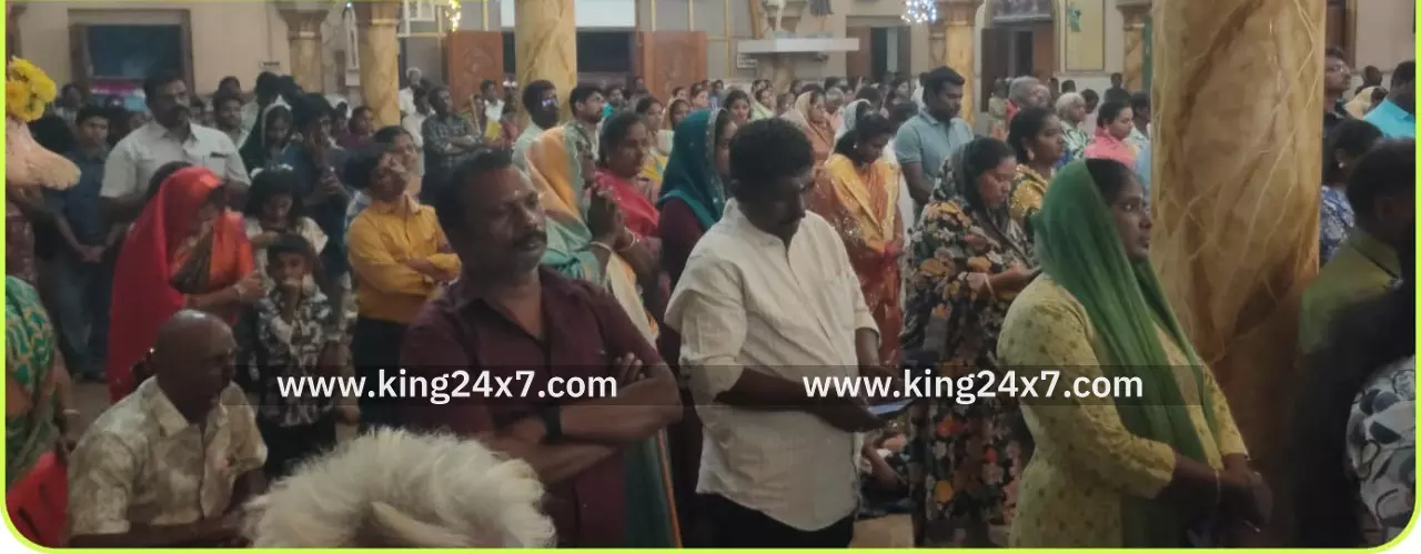 திண்டுக்கல் மேட்டுப்பட்டி புனித வியாகுல அன்னை ஆலயத்தில் வண்ணத்துப்பூச்சி சுமந்து வருவது போன்று வித்தியாசமான முறையில் பிறந்த 2026 புத்தாண்டு