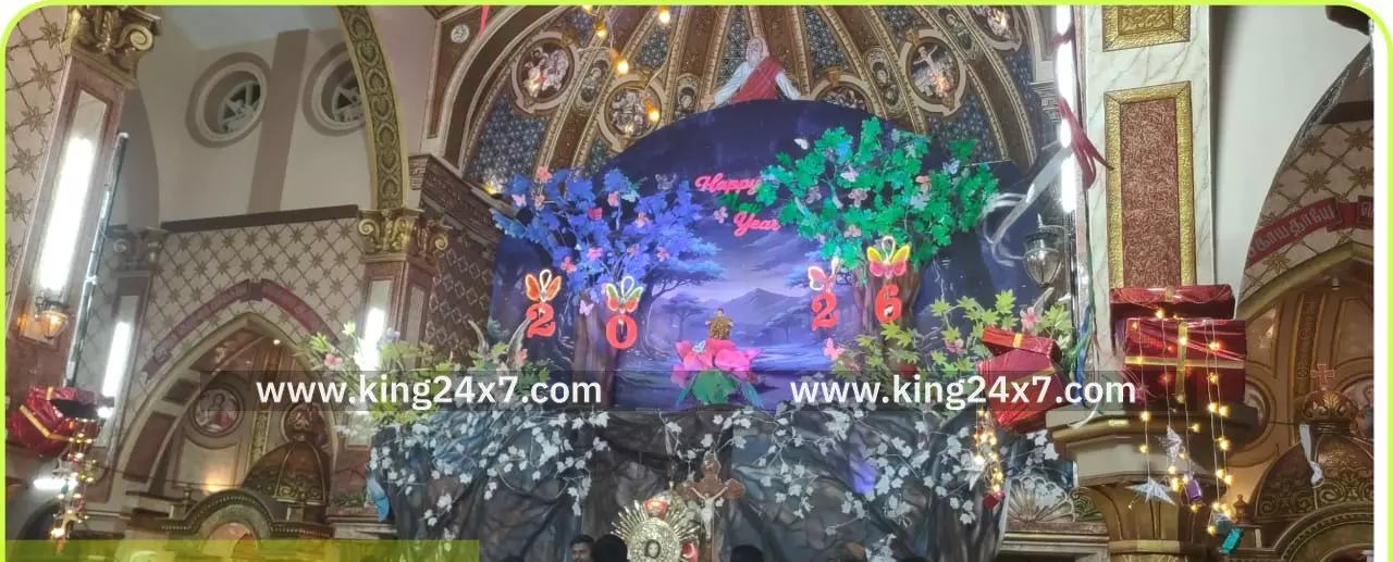 திண்டுக்கல் மேட்டுப்பட்டி புனித வியாகுல அன்னை ஆலயத்தில் வண்ணத்துப்பூச்சி சுமந்து வருவது போன்று வித்தியாசமான முறையில் பிறந்த 2026 புத்தாண்டு