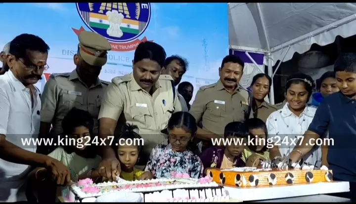 கரூரில், சிறுவர் சிறுமியர் மற்றும் பொதுமக்களுடன் புத்தாண்டை கேக் வெட்டி கொண்டாடிய காவல்துறையினர்.