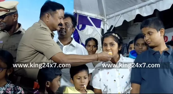 கரூரில், சிறுவர் சிறுமியர் மற்றும் பொதுமக்களுடன் புத்தாண்டை கேக் வெட்டி கொண்டாடிய காவல்துறையினர்.