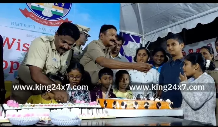 கரூரில், சிறுவர் சிறுமியர் மற்றும் பொதுமக்களுடன் புத்தாண்டை கேக் வெட்டி கொண்டாடிய காவல்துறையினர்.