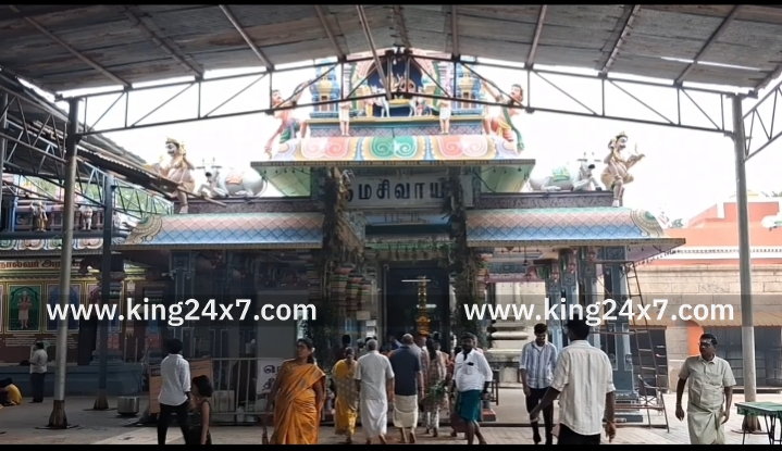 கரூர்-புத்தாண்டை முன்னிட்டு 120 அடி உயரம் உள்ள கோவில் ராஜகோபுரத்தில்  மலர்மாலை அணிவிக்கும் நிகழ்ச்சியில் பக்தர்கள் பரவசம்.