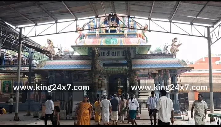 கரூர்-புத்தாண்டை முன்னிட்டு 120 அடி உயரம் உள்ள கோவில் ராஜகோபுரத்தில்  மலர்மாலை அணிவிக்கும் நிகழ்ச்சியில் பக்தர்கள் பரவசம்.