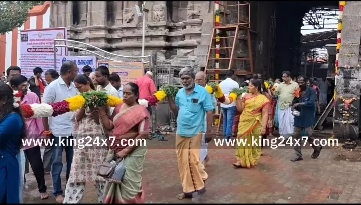 கரூர்-புத்தாண்டை முன்னிட்டு 120 அடி உயரம் உள்ள கோவில் ராஜகோபுரத்தில்  மலர்மாலை அணிவிக்கும் நிகழ்ச்சியில் பக்தர்கள் பரவசம்.