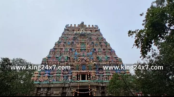 கரூர்-புத்தாண்டை முன்னிட்டு 120 அடி உயரம் உள்ள கோவில் ராஜகோபுரத்தில்  மலர்மாலை அணிவிக்கும் நிகழ்ச்சியில் பக்தர்கள் பரவசம்.