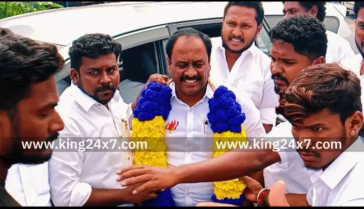 கரூர் அருகே நொய்யல் குறுக்கு சாலையில் தமிழக நீதிக்கட்சி அலுவலக திறப்பு விழா.