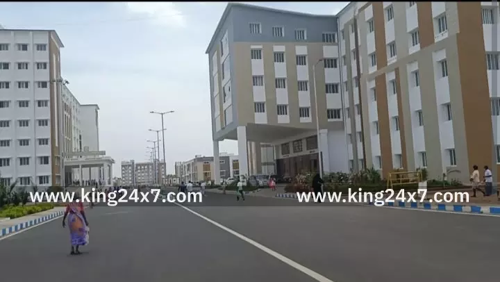 குள்ளம்பட்டி அருகே டூவீலரில் செல்லும் போது தவறி விழுந்த தாயார் சிகிச்சை பலனின்றி உயிர் இழப்பு. மகன் மீது வழக்கு பதிவு. குள்ளம்பட்டி அருகே டூவீலரில் செல்லும் போது தவறி விழுந்த தாயார் சிகிச்சை பலனின்றி உயிர் இழப்பு. மகன் மீது வழக்கு பதிவு.