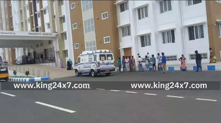 குள்ளம்பட்டி அருகே டூவீலரில் செல்லும் போது தவறி விழுந்த தாயார் சிகிச்சை பலனின்றி உயிர் இழப்பு. மகன் மீது வழக்கு பதிவு. குள்ளம்பட்டி அருகே டூவீலரில் செல்லும் போது தவறி விழுந்த தாயார் சிகிச்சை பலனின்றி உயிர் இழப்பு. மகன் மீது வழக்கு பதிவு.