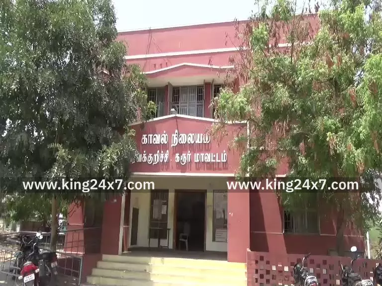 குள்ளம்பட்டி அருகே டூவீலரில் செல்லும் போது தவறி விழுந்த தாயார் சிகிச்சை பலனின்றி உயிர் இழப்பு. மகன் மீது வழக்கு பதிவு. குள்ளம்பட்டி அருகே டூவீலரில் செல்லும் போது தவறி விழுந்த தாயார் சிகிச்சை பலனின்றி உயிர் இழப்பு. மகன் மீது வழக்கு பதிவு.