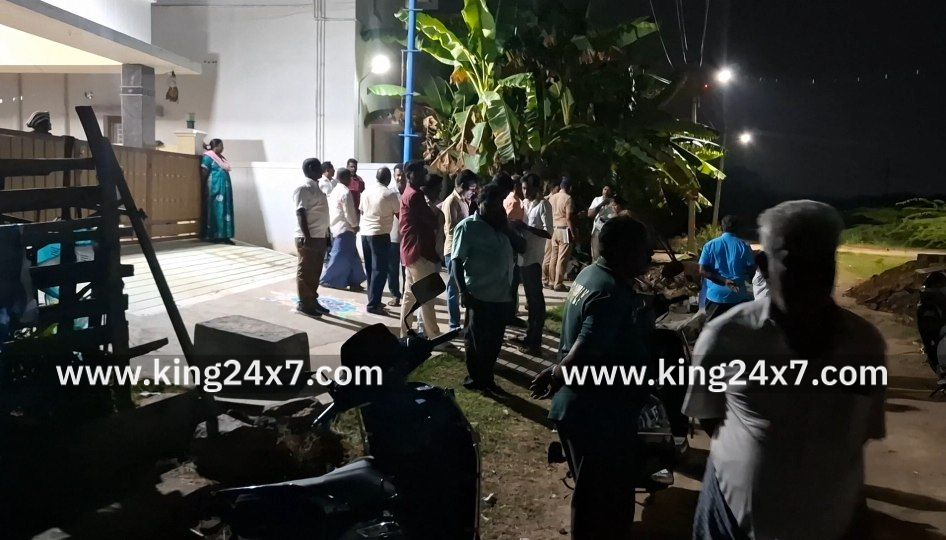 நாமக்கல்லில் தெருவில் விளையாடி கொண்டு இருந்த 4 வயது சிறுவன் பாதாள சாக்கடை குழியில் தவறி விழுந்து பலியான சம்பவம் சோகத்தை ஏற்படுத்தியுள்ளது.