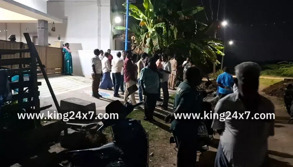 நாமக்கல்லில் தெருவில் விளையாடி கொண்டு இருந்த 4 வயது சிறுவன் பாதாள சாக்கடை குழியில் தவறி விழுந்து பலியான சம்பவம் சோகத்தை ஏற்படுத்தியுள்ளது. நாமக்கல்லில் தெருவில் விளையாடி கொண்டு இருந்த 4 வயது சிறுவன் பாதாள சாக்கடை குழியில் தவறி விழுந்து பலியான சம்பவம் சோகத்தை ஏற்படுத்தியுள்ளது.