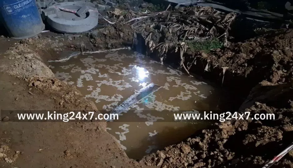 நாமக்கல்லில் தெருவில் விளையாடி கொண்டு இருந்த 4 வயது சிறுவன் பாதாள சாக்கடை குழியில் தவறி விழுந்து பலியான சம்பவம் சோகத்தை ஏற்படுத்தியுள்ளது. நாமக்கல்லில் தெருவில் விளையாடி கொண்டு இருந்த 4 வயது சிறுவன் பாதாள சாக்கடை குழியில் தவறி விழுந்து பலியான சம்பவம் சோகத்தை ஏற்படுத்தியுள்ளது.