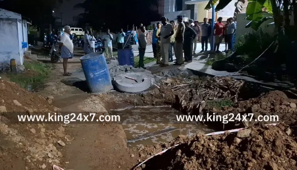 நாமக்கல்லில் தெருவில் விளையாடி கொண்டு இருந்த 4 வயது சிறுவன் பாதாள சாக்கடை குழியில் தவறி விழுந்து பலியான சம்பவம் சோகத்தை ஏற்படுத்தியுள்ளது. நாமக்கல்லில் தெருவில் விளையாடி கொண்டு இருந்த 4 வயது சிறுவன் பாதாள சாக்கடை குழியில் தவறி விழுந்து பலியான சம்பவம் சோகத்தை ஏற்படுத்தியுள்ளது.