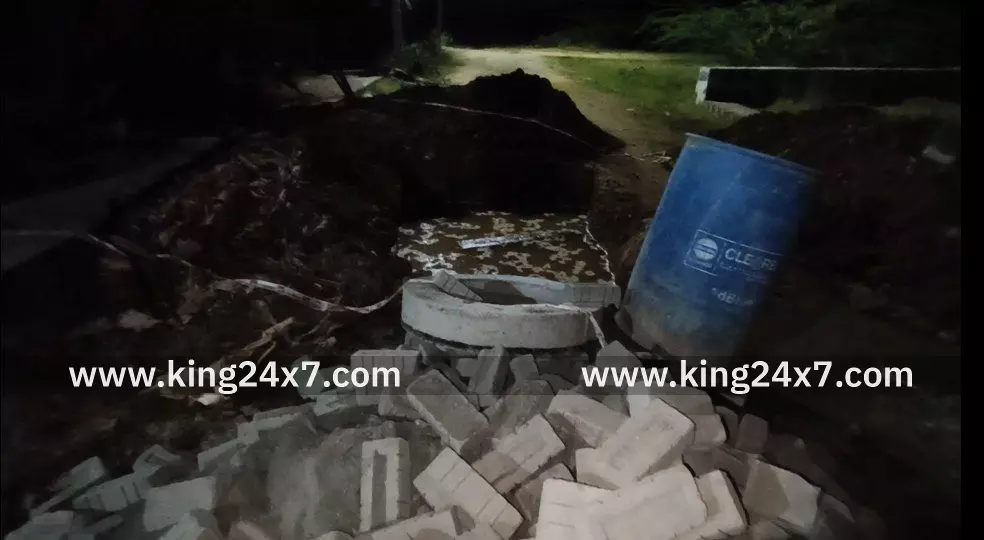 நாமக்கல்லில் தெருவில் விளையாடி கொண்டு இருந்த 4 வயது சிறுவன் பாதாள சாக்கடை குழியில் தவறி விழுந்து பலியான சம்பவம் சோகத்தை ஏற்படுத்தியுள்ளது. நாமக்கல்லில் தெருவில் விளையாடி கொண்டு இருந்த 4 வயது சிறுவன் பாதாள சாக்கடை குழியில் தவறி விழுந்து பலியான சம்பவம் சோகத்தை ஏற்படுத்தியுள்ளது.