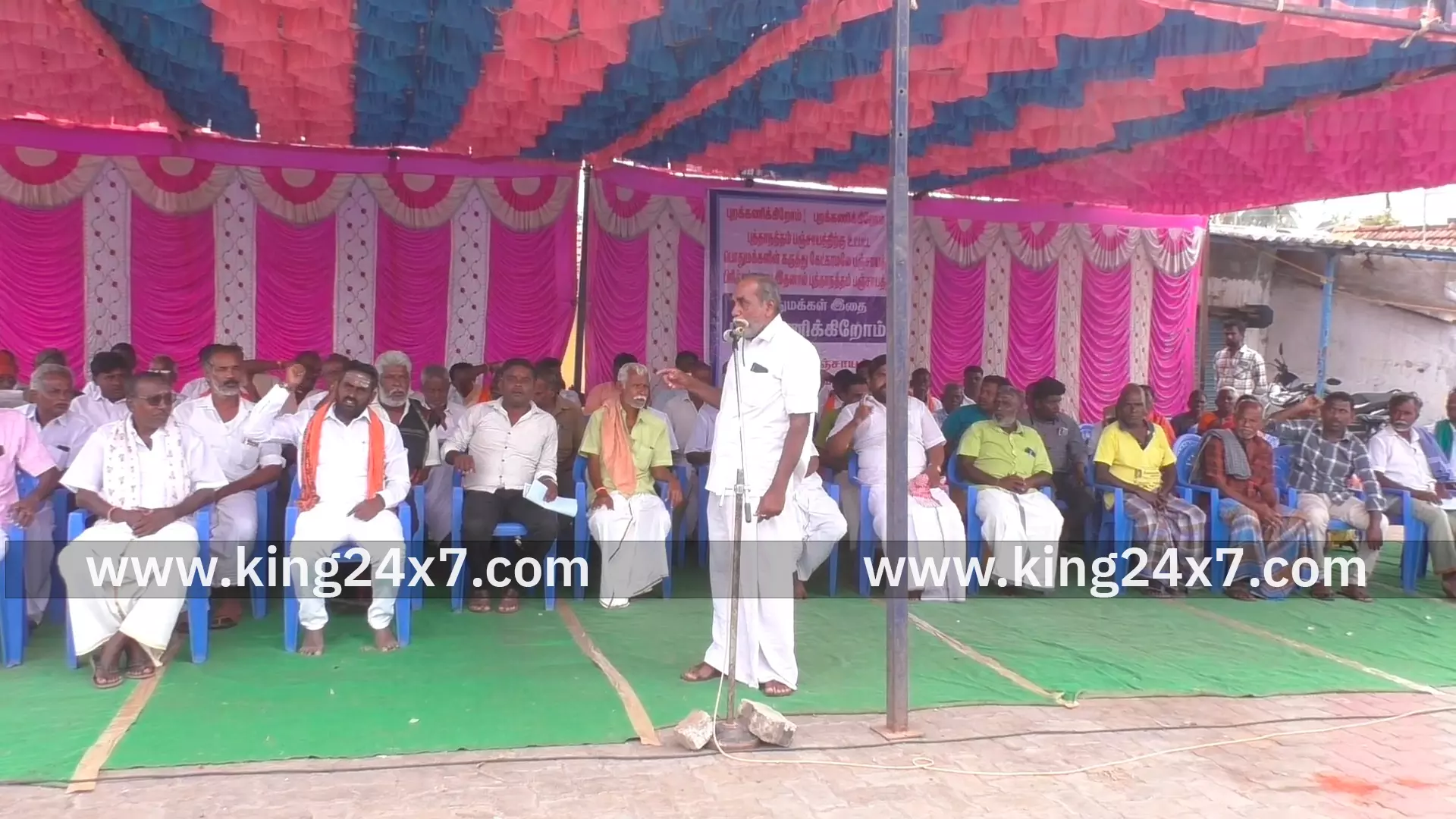 மணப்பாறை அருகே கிராம ஊராட்சியை இரண்டாக பிரித்ததை ரத்து செய்ய வலியுறுத்தி 18 கிராம மக்கள் உண்ணாவிரதப் போராட்டம். மணப்பாறை அருகே கிராம ஊராட்சியை இரண்டாக பிரித்ததை ரத்து செய்ய வலியுறுத்தி 18 கிராம மக்கள் உண்ணாவிரதப் போராட்டம்.