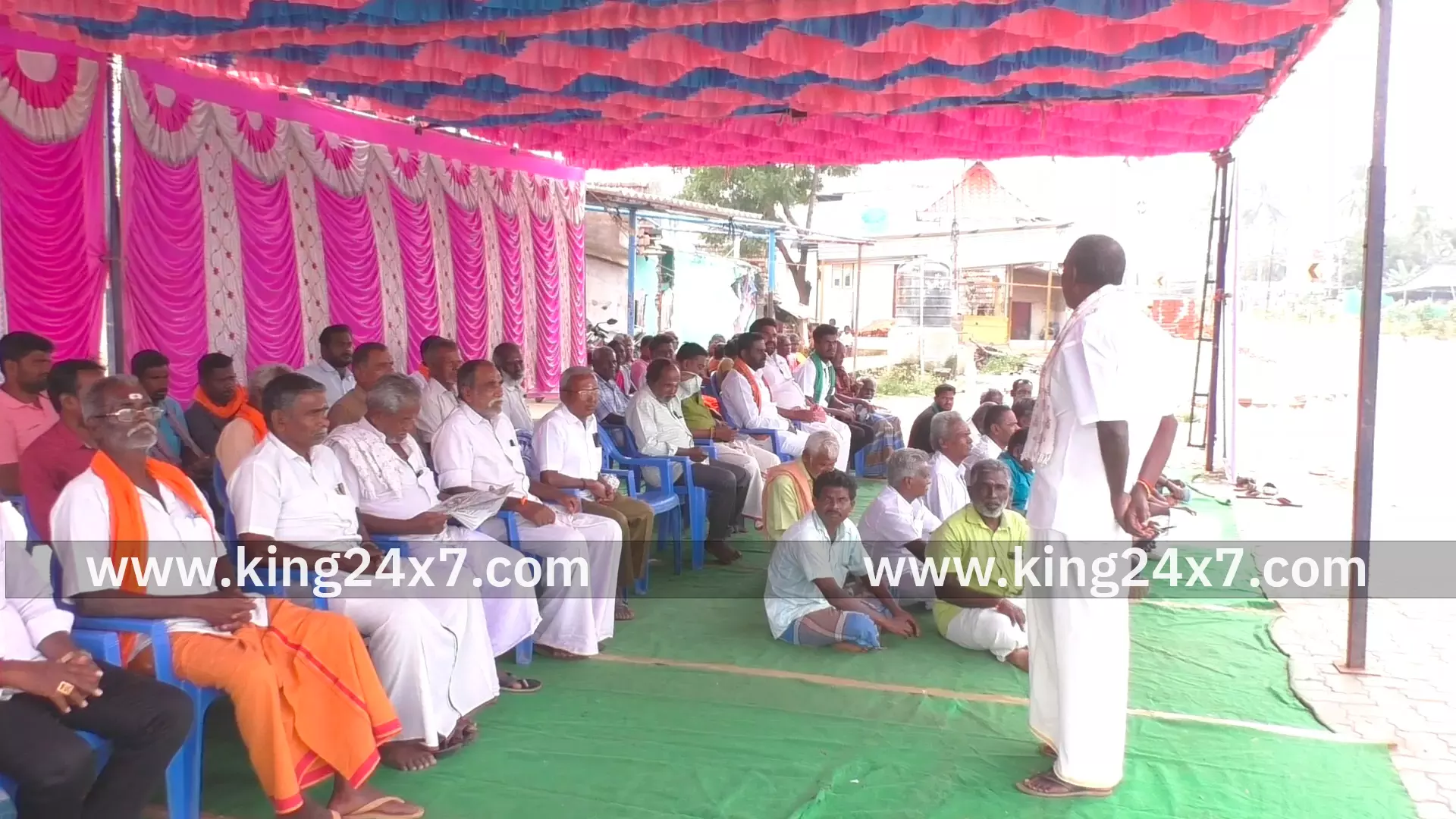 மணப்பாறை அருகே கிராம ஊராட்சியை இரண்டாக பிரித்ததை ரத்து செய்ய வலியுறுத்தி 18 கிராம மக்கள் உண்ணாவிரதப் போராட்டம். மணப்பாறை அருகே கிராம ஊராட்சியை இரண்டாக பிரித்ததை ரத்து செய்ய வலியுறுத்தி 18 கிராம மக்கள் உண்ணாவிரதப் போராட்டம்.