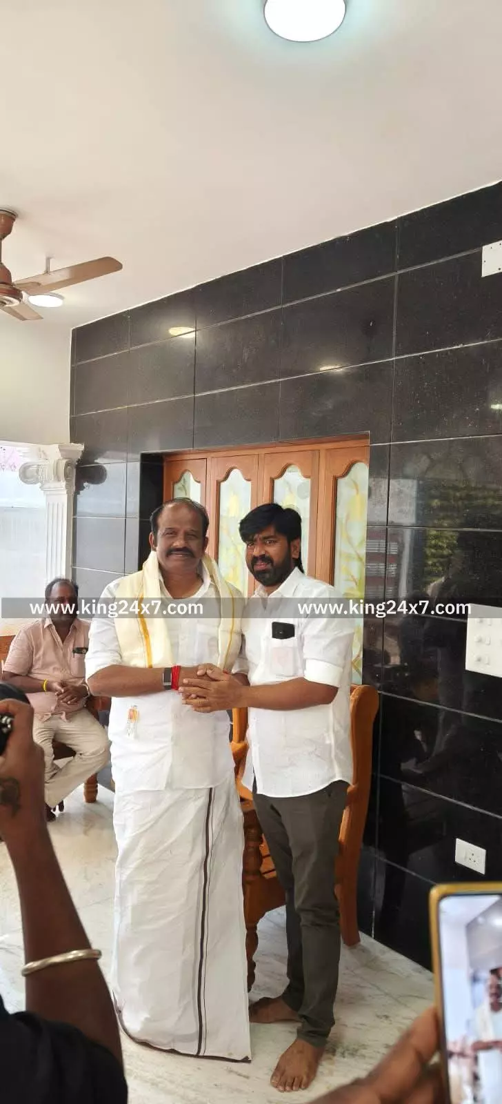 மாவட்ட செயலாளருக்கு திமுக நிர்வாகி மணி அவர்கள் புத்தாண்டு வாழ்த்து தெரிவித்த போது ... மாவட்ட செயலாளருக்கு திமுக நிர்வாகி மணி அவர்கள் புத்தாண்டு வாழ்த்து தெரிவித்த போது ...