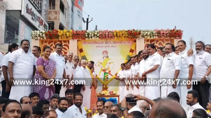 கரூரில் வீரபாண்டிய கட்டபொம்மன் 267வது பிறந்தநாள் பாரம்பரிய கலை நிகழ்ச்சியுடன் கொண்டாடிய திமுகவினர். கரூரில் வீரபாண்டிய கட்டபொம்மன் 267வது பிறந்தநாள் பாரம்பரிய கலை நிகழ்ச்சியுடன் கொண்டாடிய திமுகவினர்.